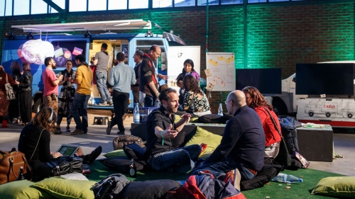 Menschen diskutieren entspannt an Partnerständen